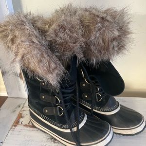 Good condition Women’s Sorel snow boots black with optional fur trim